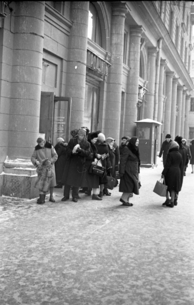 Люди на улицах города, 1964 год, г. Москва. Выставка «Люди в городе» с этой фотографией.