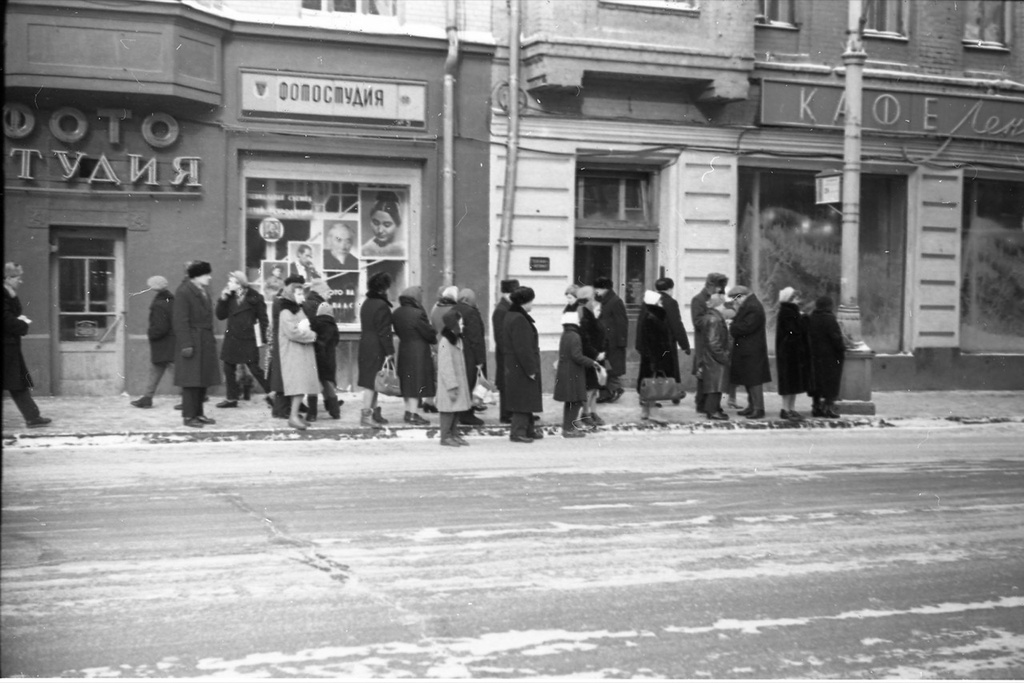 Люди на улицах города, 1964 год, г. Москва. Выставка «Люди в городе» с этой фотографией.