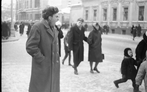 Люди на улицах города, 1964 год, г. Москва. Выставка «Люди в городе» с этой фотографией.