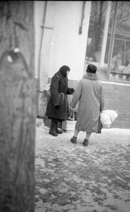 Люди на улицах города, 1964 год, г. Москва. Выставка «Люди в городе» с этой фотографией.