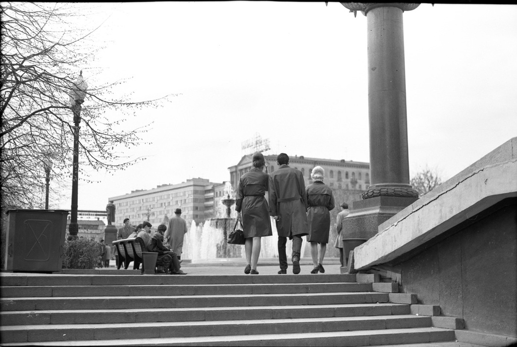 Фонтан на Пушкинской площади, апрель 1966, г. Москва. Выставка «Люди в городе» с этой фотографией.