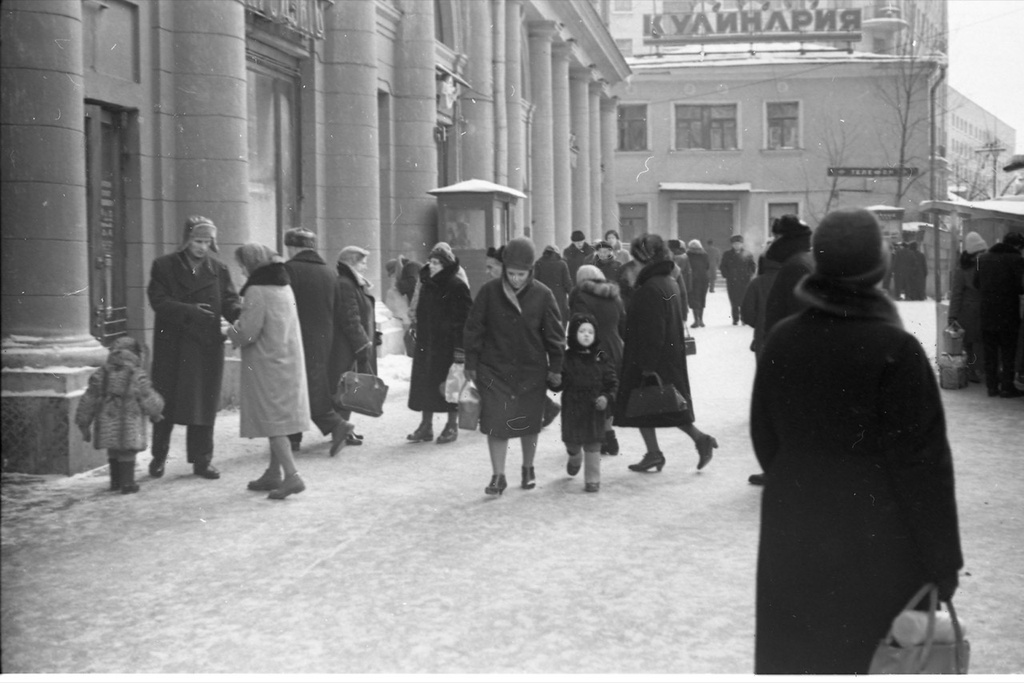 Люди на улицах города, 1964 год, г. Москва. Выставка «Люди в городе» с этой фотографией.