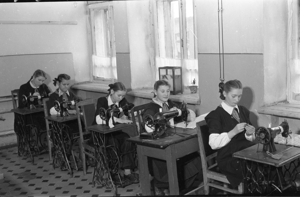 Ученицы 6 класса школы № 77 в швейной мастерской, 1956 год, г. Москва