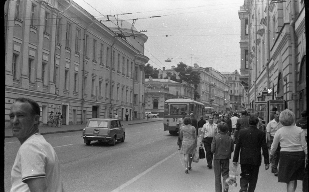 Люди на улицах города, 1972 - 1979, г. Москва. Выставка «Люди в городе» с этой фотографией.