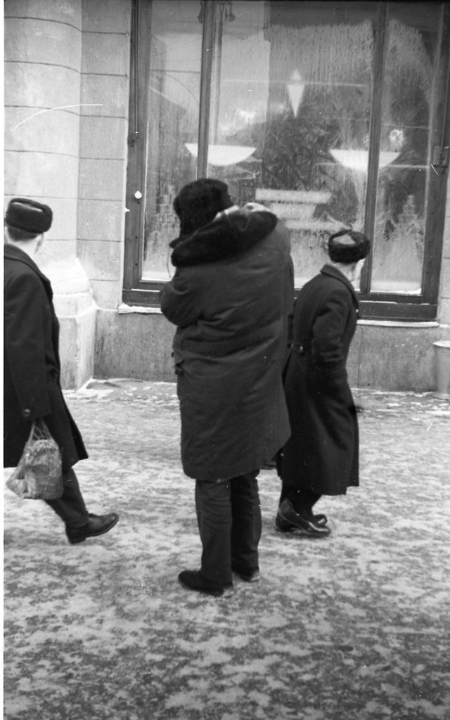 Люди на улицах города, 1964 год, г. Москва. Выставка «Люди в городе» с этой фотографией.