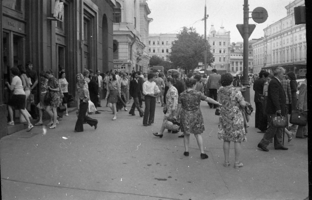 Люди у входа на станцию метро «Площадь Свердлова», 1960-е, г. Москва. Ныне&nbsp;станция метро «Театральная».Выставка «Люди в городе» с этой фотографией.