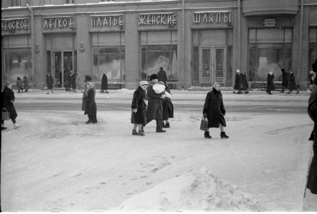 Люди на улицах города, 1964 год, г. Москва. Выставка «Люди в городе» с этой фотографией.