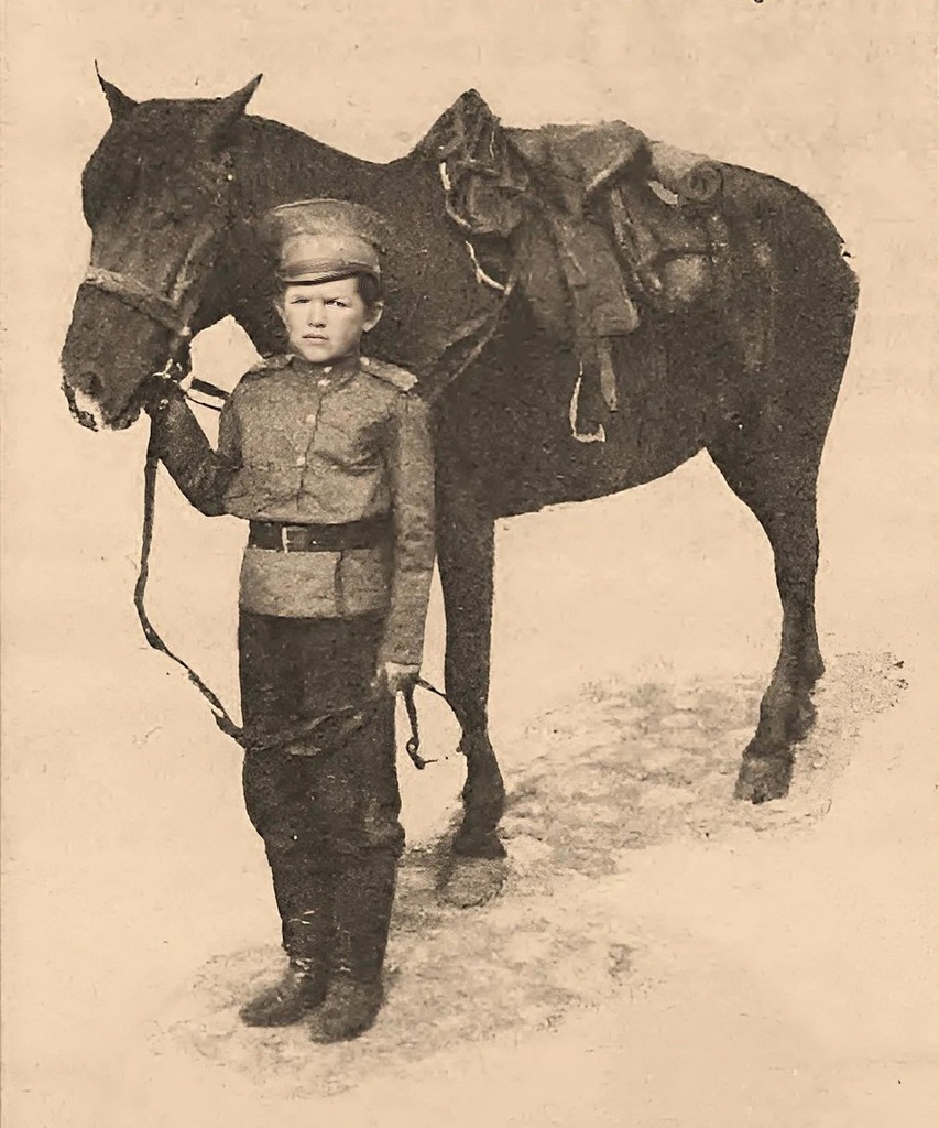 Самый маленький казак-потешный Петр Шестаков, 29 июля 1912 - 31 декабря 1912, г. Санкт-Петербург. Самый маленький казак-потешный Петр Шестаков, 12 лет, станицы Копальской (К смотру потешных в Петербурге. Журнал  «Огонек» № 31 от 29.07.1912 года, фотограф Иосиф Адольфович Оцуп).
