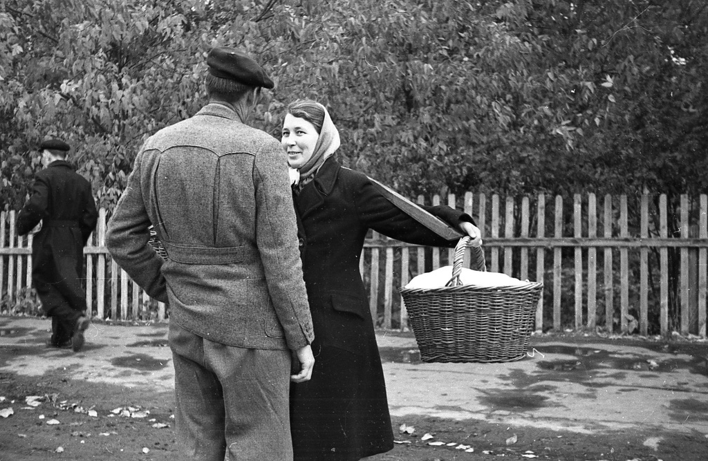 С коромыслом на рынок, 1 июля 1955 - 31 декабря 1956, г. Горький. Фотография из архива Михаила Фетисова.&nbsp;