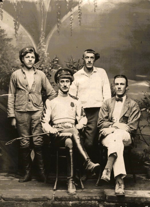 Атаман Борис Анненков и группа анненковцев, 1918 - 1919, Семиреченская обл., Лепсинский у., Сергиопольская станица. Борис Владимирович&nbsp;Анненков родился в селе Драбовка (в настоящее время – Корсунь-Шевченковского района, Черкасской области) в семье отставного полковника Владимира Александровича Анненкова (1851–1904), потомственного дворянина, и его супруги Евгении Гавриловны, родом из крестьян, и был единственным сыном в семье. У отца Б. Анненкова было имение Сомовка в Волынской губернии. Март 1918 года – избран войсковым атаманом Сибирского казачества нелегально созванным в станице Атаманской (под Омском) войсковым кругом Сибирского казачества. 28 июля 1918 года – войсковой старшина, 15 октября 1918 года – награжден орденом Святого Георгия IV степени и произведен в генерал-майоры.&nbsp;23 октября 1918 года – Партизанский отряд передан в подчинение атамана Семиреченского казачьего войска и переименован в «Партизанскую атамана Анненкова дивизию». Эта дивизия формировалась из добровольцев: казаков, русских крестьян, казахов (сведенных в т. н. алаш-ордынские полки), а также иностранцев, живших в России, – афганцев, уйгуров, китайцев. Август 1919 года – Командующий Отдельной Семиреченской армией. 28 апреля 1920 года – ушел с остатками отряда в Китай, где базировался в Синьцзяне.