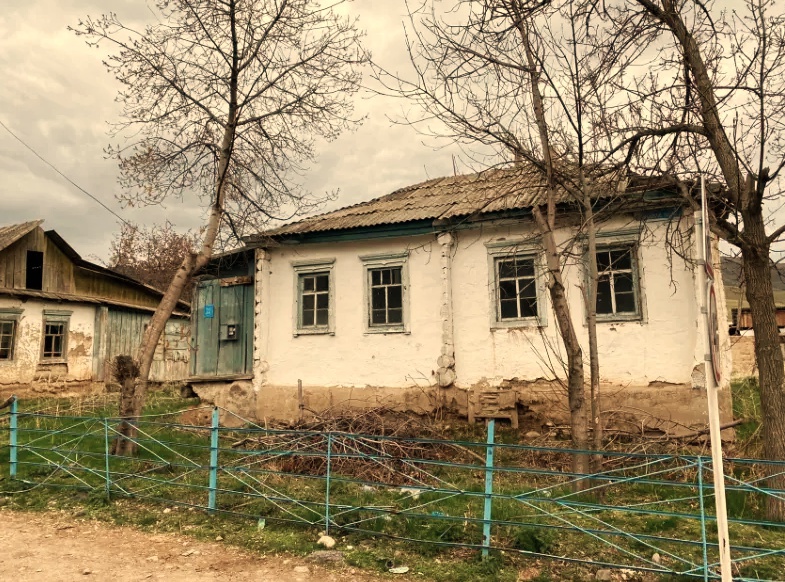 Подгорное. Станично-казацкая застройка, 1990 год, Казахская ССР, Алма-Атинская обл., Уйгурский р-н, с. Подгорное. В селе Подгорном (Киргиз-Сай) практически в оригинальном виде, во многом, сохранилась историческая станично-казацкая застройка 2-й половины XIX века. Станица Подгорненская (вначале выселок Подгорный) образовалась в 1872 году из переселенцев семиреченских заилийских станиц – Талгара и Иссыка.