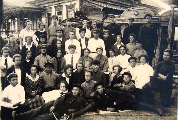 Лепсинск. Выпускники школы имени В. И. Ленина, 29 мая 1929, Казакская АССР, Алма-Атинский округ, Алакульский р-н, г. Лепсинск. В 1936 году городской статус Лепсинска был понижен до села. Управление перевели в русское крестьянское село Андреевское – административный центр Алакульского района. Часть домов разобраны и перевезены в другие населенные пункты.