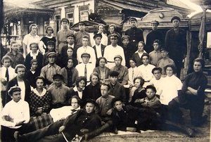 Лепсинск. Выпускники школы имени В. И. Ленина, 29 мая 1929, Казакская АССР, Алма-Атинский округ, Алакульский р-н, г. Лепсинск. В 1936 году городской статус Лепсинска был понижен до села. Управление перевели в русское крестьянское село Андреевское – административный центр Алакульского района. Часть домов разобраны и перевезены в другие населенные пункты.