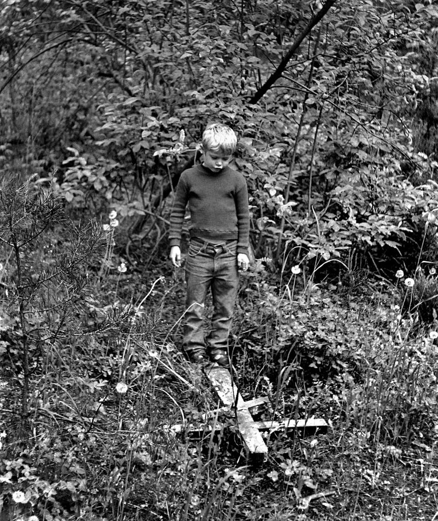 Находка в лесу, июнь 1983, г. Новосибирск. База отдыха «Солнечный». ДСК-1.Выставка «В Новосибирске Сергея Секретарева» с этой фотографией.