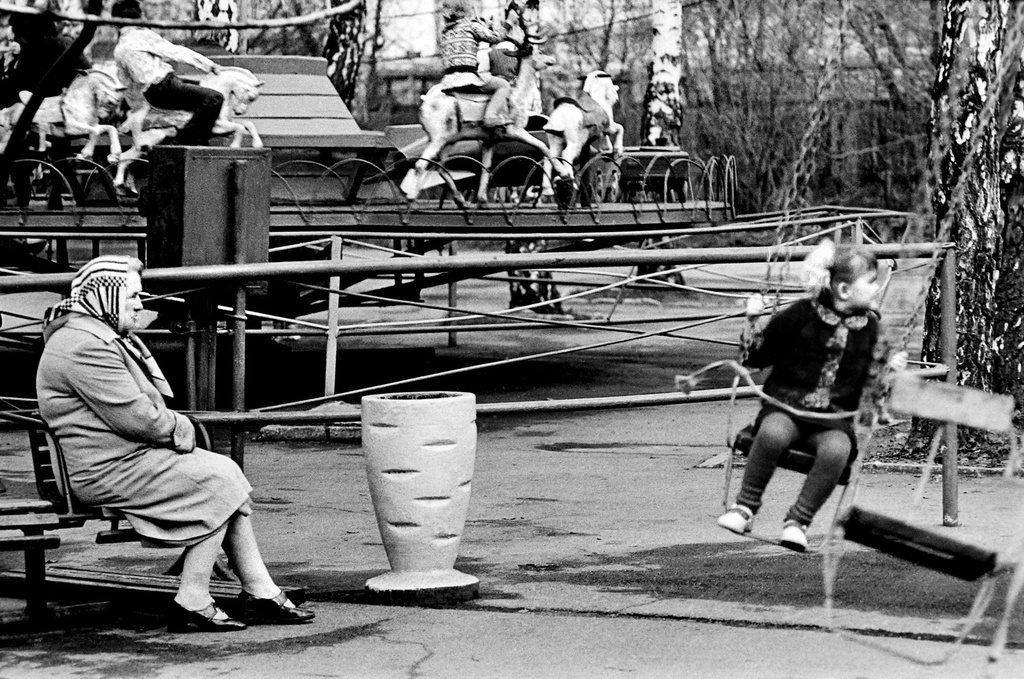 Карусель, май 1983, г. Новосибирск. Парк «Березовая роща».Выставка «В Новосибирске Сергея Секретарева» с этой фотографией.