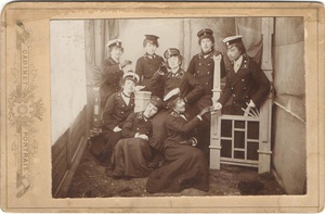 Девушки-курсистки пародируют юношей-студентов, 1890 - 1900. Выставка «Личное дело: женщины в образовании и науке России» с этой фотографией.