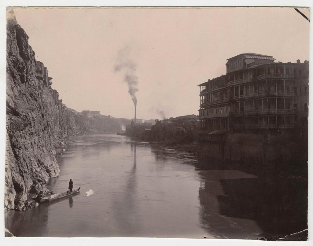 Тифлис. Вид с Майданского моста вниз по течению Куры, 1890 год, Тифлисская губ., г. Тифлис. Ныне Тбилиси.Выставки&nbsp;«საქართველო ლამაზო»,&nbsp;«Жизнь и смерть Александра Грибоедова» с этой фотографией. 