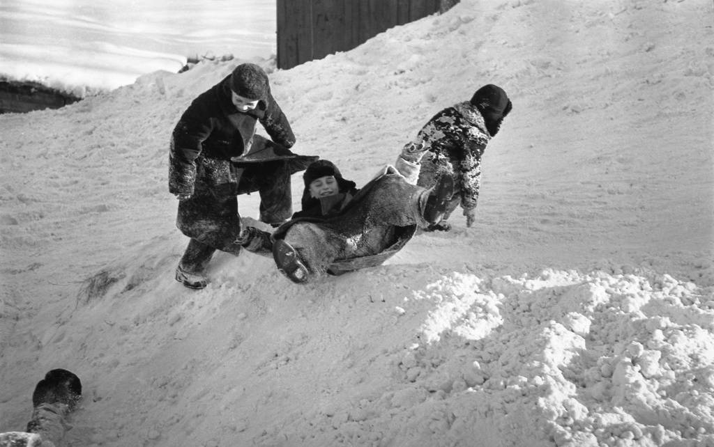 Дети играют в «Царь горы». Зимние игры в Измайлово, 1960 - 1970, г. Москва