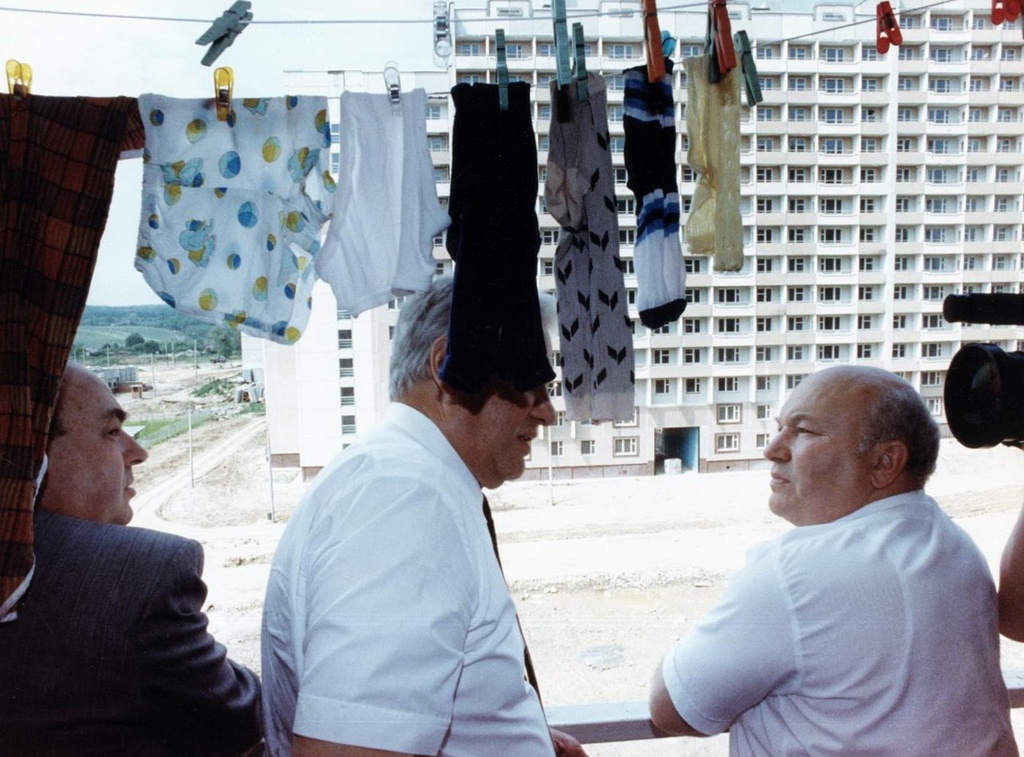 Борис Ельцин и Юрий Лужков в новостройке, июнь - октябрь 1992, г. Москва. Выставка «Говорить на одном языке», видео «Говорит Ельцин», «Лужков: соратник, мэр и муж», «С днем рождения, Москва!» с этой фотографией.