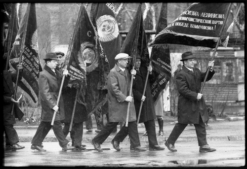 Знаменосцы КМК на первомайской демонстрации, 1 мая 1975, г. Новокузнецк