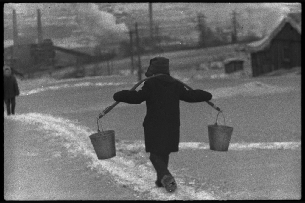 Верхняя Колония – место расселения первых строителей КМК, март 1975, г. Новокузнецк. Верхняя Колония – место первых домов Кузнецкстроя, заводоуправления и общежитий, максимально приближенное к строительным площадкам комбината.