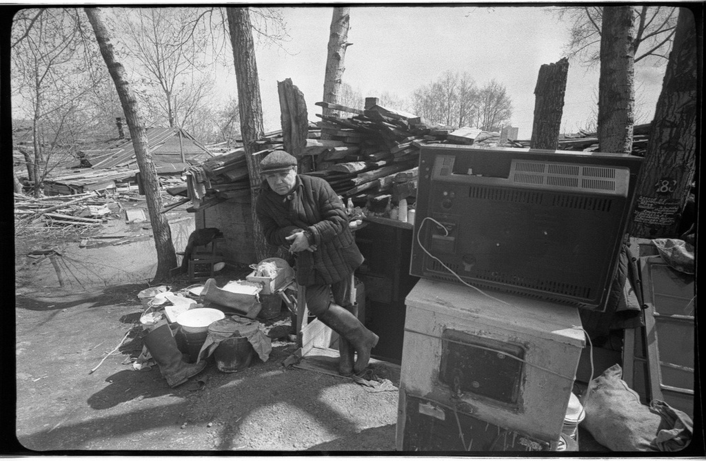 Дом на границе наводнения, май 1977, Кемеровская обл., г. Новокузнецк. Внезапный подъем воды в реке Томи вызвал серьезное наводнение. Затоплена дорога на 6-й  километр.