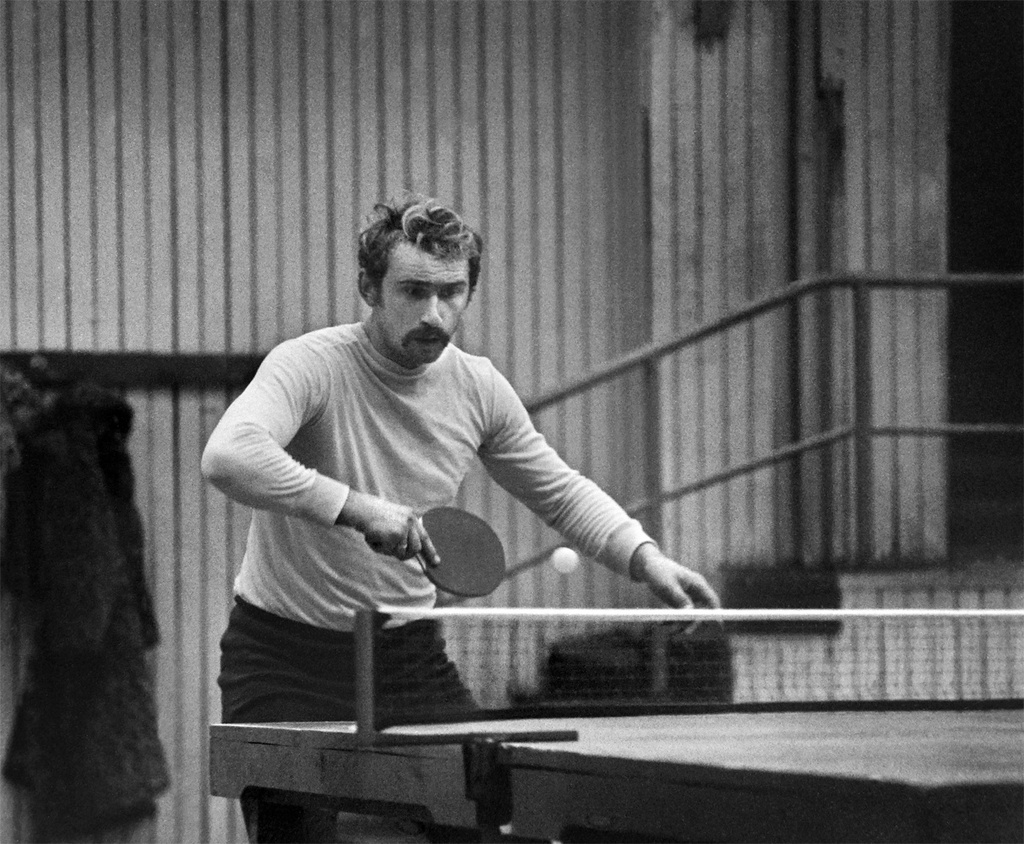 Турнир по настольному теннису, декабрь 1985, г. Новосибирск. Спортзал ДСК-1.Выставка «В Новосибирске Сергея Секретарева» с этой фотографией.