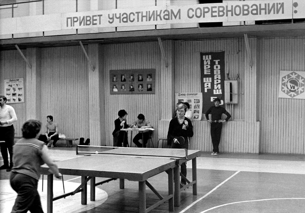 «Шире шаг, товарищ!», декабрь 1985, г. Новосибирск. Спортзал ДСК-1.Выставка «В Новосибирске Сергея Секретарева» с этой фотографией.