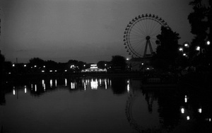 Парк Культуры имени Горького ночью, 1960-е, г. Москва. Выставка «Ночные фотографии Бориса Косарева» с этим снимком.