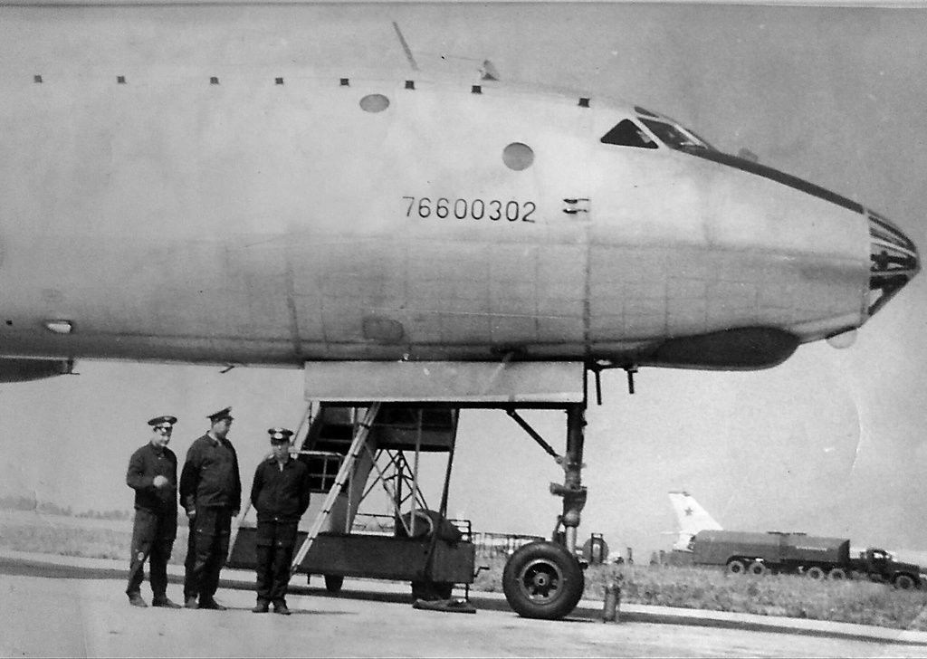 Аэродром Дягилево. Самолет Ту-107, 1961 - 1965, Рязанская обл., г. Рязань. Это единственный экземпляр самолета «107» (Ту-107). «Военно-транспортный вариант Ту-104, создавался по заказу ВВС. Представлял собой грузовую машину с опускаемым трапом в задней части фюзеляжа, негерметичной грузовой кабиной, рассчитанной на 100 человек л/состава или 10 тонн груза. Построен один опытный экземпляр с заводским № 76600302. Проходил заводские, государственные и войсковые испытания. К серии принят не был из-за неполного соответствия требованиям к самолету ВТС. В конце сентября 1965 года участвовал в установлении мировых рекордов по парашютному спорту в г. Саратове, установлено 13 мировых рекордов. По завершении эксплуатации находился на длительном хранении на территории УАТБ Рязанской летной школы».