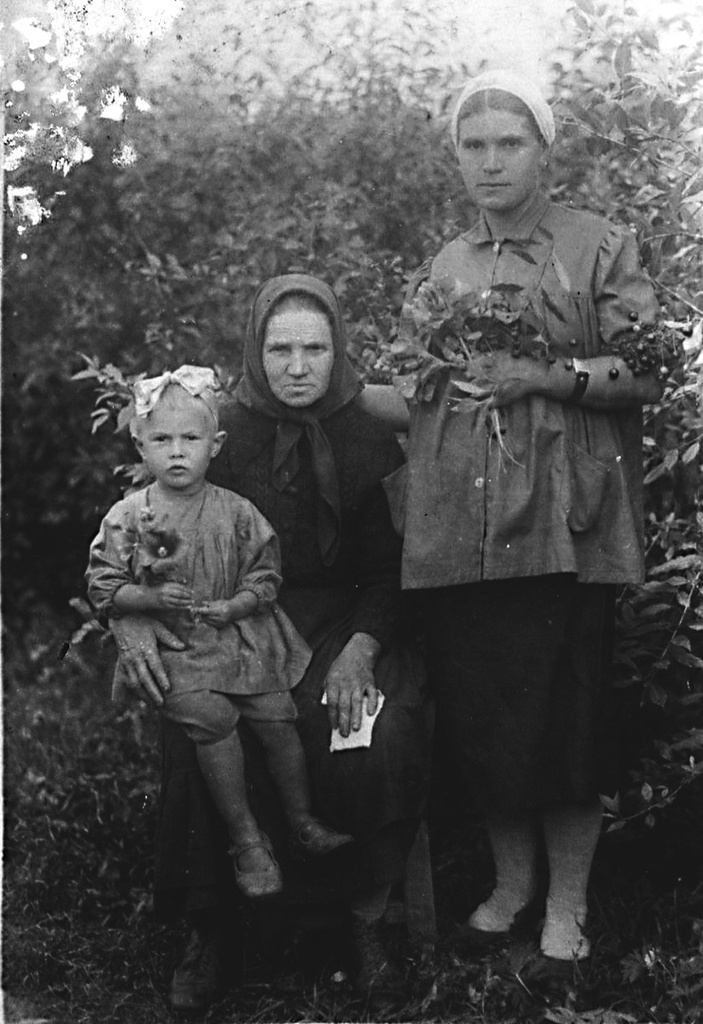 Три поколения. Дети. Девочка с матерью и бабушкой, 25 августа 1945