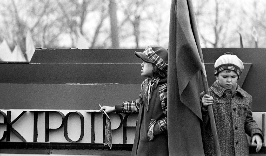 Первомай. Демонстрация, 1 мая 1983, г. Новосибирск. Выставка «В Новосибирске Сергея Секретарева» с этой фотографией.