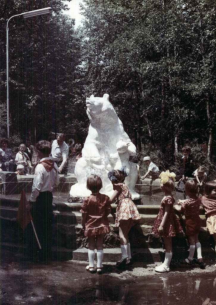 Фонтан «Медведица и медвежонок», 1979 - 1980, Приморский край, пос. Кавалерово