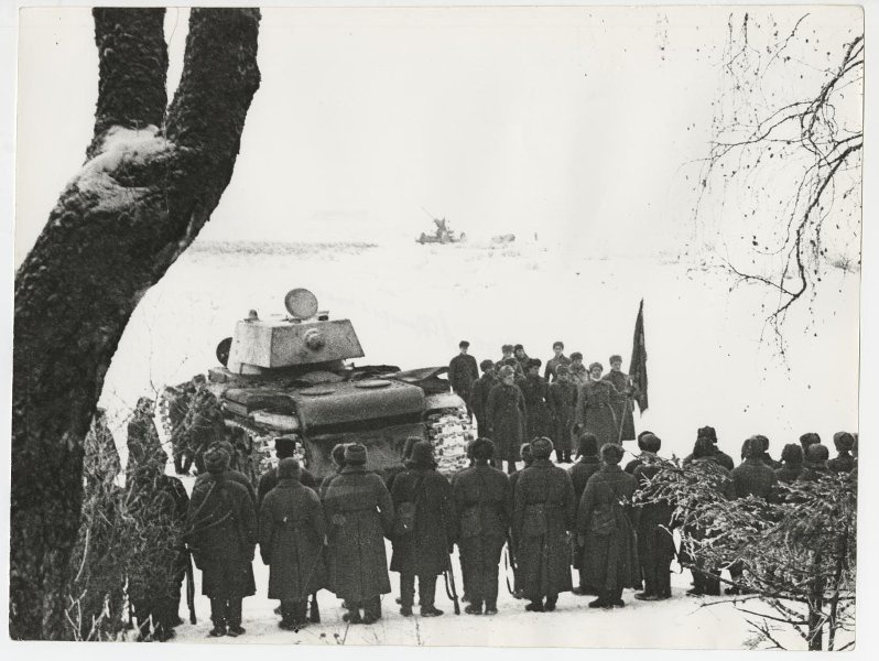 Западный фронт. Вручение гвардейского знамени 1-й танковой бригаде, которой командовал полковник Катуков, 21 ноября 1941, Московская обл.
