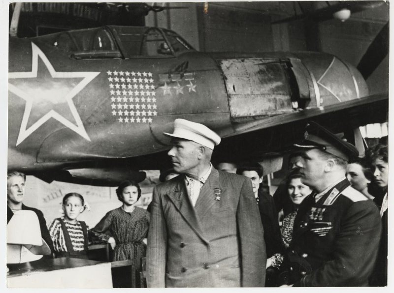 Крестьянин-колхозник Ферапонт Головатый и летчик Иван Кожедуб, 1948 год