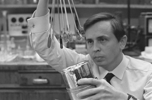 Из серии «Ядерная химия», 1970-е, Калужская обл., г. Обнинск. Обнинский филиал Научно-исследовательского физико-химического института имени Л. Я. Карпова.