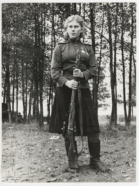 3-й Белорусский фронт, 5-я армия. Снайпер Роза Шанина, кавалер двух орденов Славы, сентябрь 1944