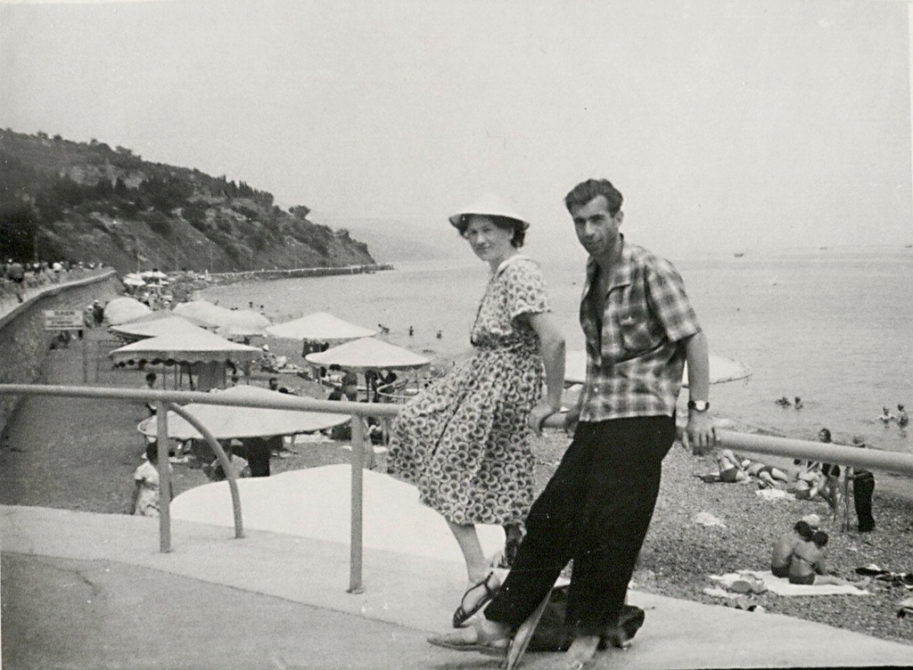 Рабочий уголок. Вид на пляж, июль 1963, Украинская ССР, Крымская обл., г. Алушта