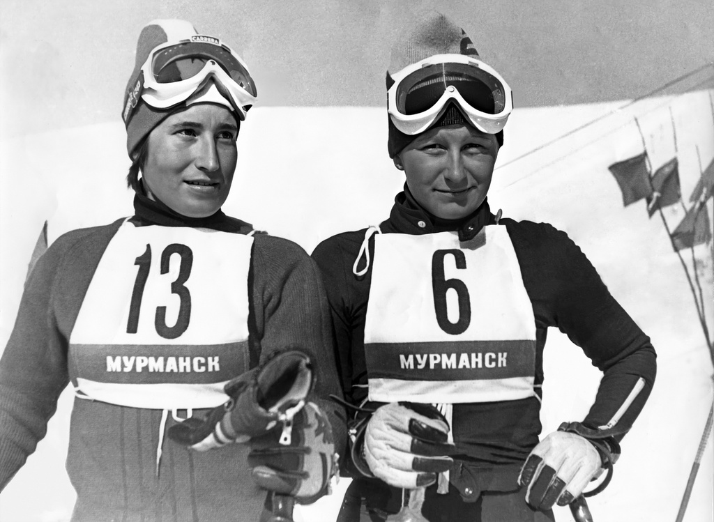 Сестры-чемпионки. Наталья (№ 13) и Татьяна (№ 6) Перчаткины, март 1978, Мурманская обл., г. Кировск. В марте 1978 года в Кировске Мурманской области проходил Чемпионат СССР по горнолыжному спорту.