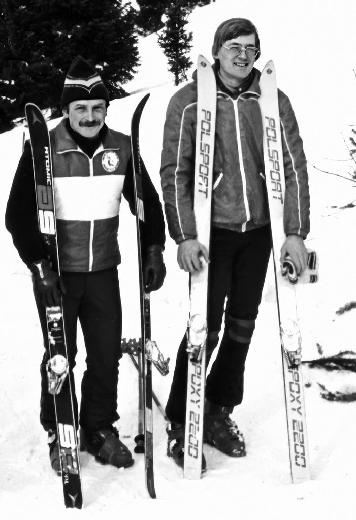 Лыжный фристайл в СССР 1980-х годов. Андрей Гребенников, будущий Заслуженный тренер России (слева) и Анатолий Чухломин, 21 февраля 1982, Кемеровская обл., г. Таштагол. 21 февраля 1982 года в Таштаголе Кемеровской области на гора Буланже проходили показательные выступления команды пионеров лыжного фристайла СССР.&nbsp;
