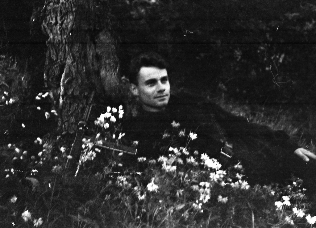 Старший техник-лейтенант, кинооператор Иван Андреевич 3апорожский, 1943 год, Крымская АССР. В Зуйских лесах. Иван Запорожский снимал в отрядах Северного Соединения Крымских партизан.