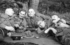 Партизаны Северного соединения, 1943 год, Крымская АССР. В Зуйских лесах. Справа налево: Емельян Колодяжный, Серго (Г. А. Арабаджиев), Николай Луговой и другие.Выставка «Партизаны Крыма» с этой фотографией.