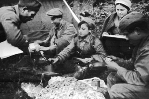 В партизанском отряде Северного соединения. Жанровые сцены в лесу. Юный партизан Коля, 1943 год, Крымская АССР. В Зуйских лесах. Партизан Коля – разведчик ОМСБОН НКВД СССР «Соколы» Николай Шевченко («Кока»), 1927 года рождения.Выставка «Партизаны Крыма» с этой фотографией.