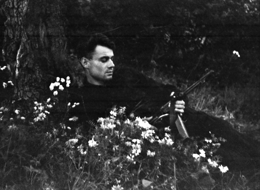 Старший техник-лейтенант, кинооператор Иван Андреевич 3апорожский, 1943 год, Крымская АССР. В Зуйских лесах. Иван Запорожский снимал в отрядах Северного Соединения Крымских партизан.