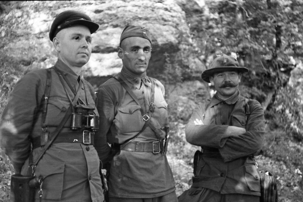 Партизаны Северного соединения, 1943 год, Крымская АССР. В Зуйских лесах. Слева направо: секретарь подпольного обкома ВКП(б), комиссар партизанского движения Крыма, батальонный комиссар Николай Дмитриевич Луговой, командир разведывательно-диверсионной спецгруппы ОМСБОН НКВД СССР «Соколы», майор Гисак Артемович Арабаджиев («Серго», «Альберт»), начальник разведки 1-й бригады Емельян Павлович Колодяжный.Выставка «Партизаны Крыма» с этой фотографией.