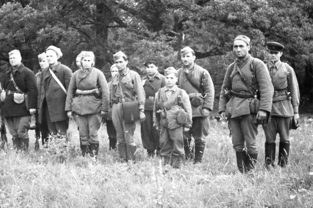 Партизаны Северного соединения. Принятие присяги партизанами, 1943 год, Крымская АССР. Партизанская группа Серго (Г. А. Арабаджиев).