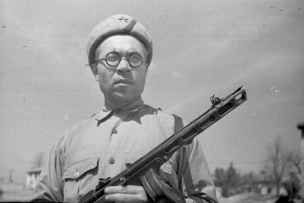 Партизаны Северного соединения, 14 апреля 1944, Крымская АССР, г. Бахчисарай. Евгений Петрович Степанов, в 1943–1944 годах редактор газеты подпольного обкома ВКП(б) «За Советский Крым», комиссар 1-й бригады Северного соединения.Выставка «Партизаны Крыма» с этой фотографией.