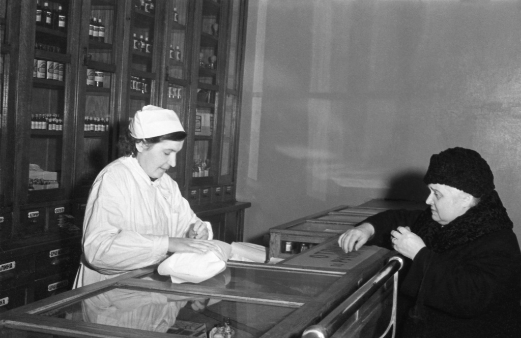 В аптеке, 1960-е, г. Москва. Выставка «Аптеки ХХ века» с этой фотографией.