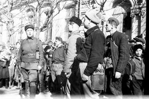 Партизаны Северного соединения в Симферополе. Парад партизан на улице Пушкинской, 13 апреля 1944, Крымская АССР, г. Симферополь. На первом плане (стоят справа налево): комиссар Николай Дмитриевич Луговой, командир 3-го партизанского отряда, капитан Федор Иванович Федоренко, командир соединения Пинхус Рувимович (Петр Романович) Ямпольский.Выставка «Партизаны Крыма» с этой фотографией.