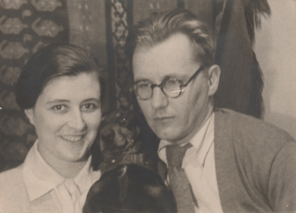 Марика Артемьевна и Сергей Александрович Ермолинские с таксой Тяпой, 1930-е. Видеолекция «Ближний круг Михаила Булгакова. Марика и Сергей Ермолинские» с этой фотографией.